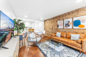 Heart of SoCo 2BR and 1BR King Suites with Free Parking, Pool, and Laundry Center